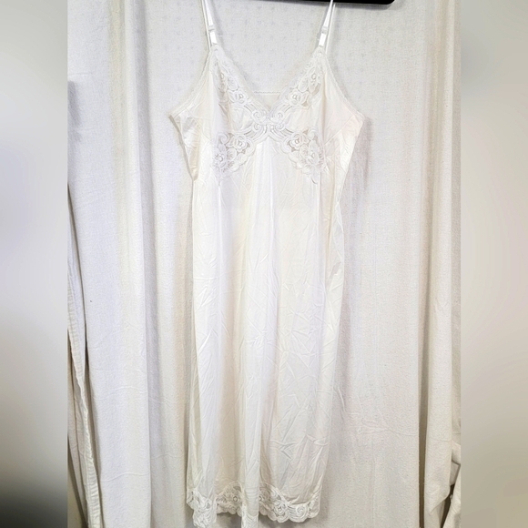 Vintage White slip with lace accents long with adjustable spaghetti straps - Picture 8 of 8